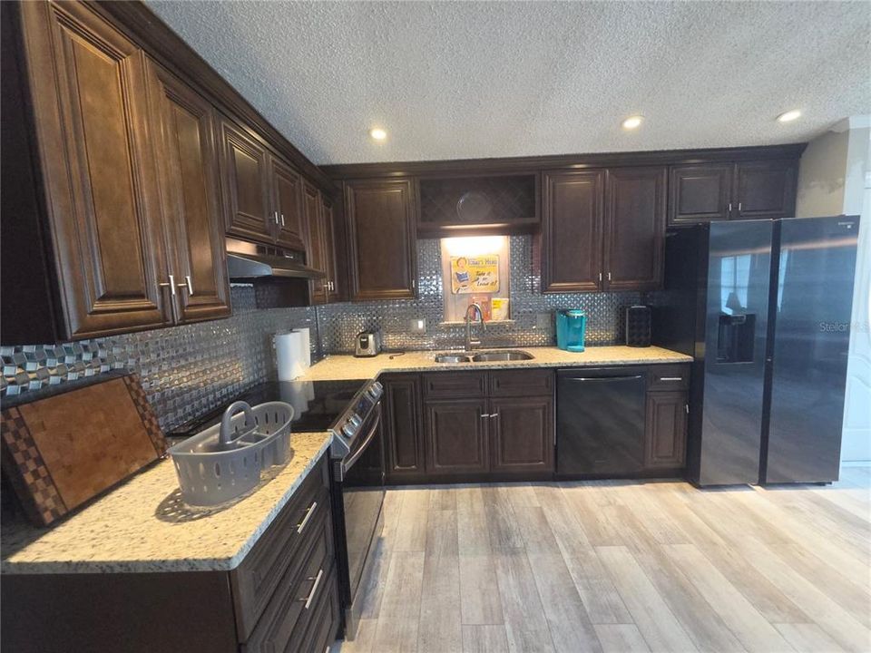 For Sale: $225,000 (2 beds, 2 baths, 1183 Square Feet)