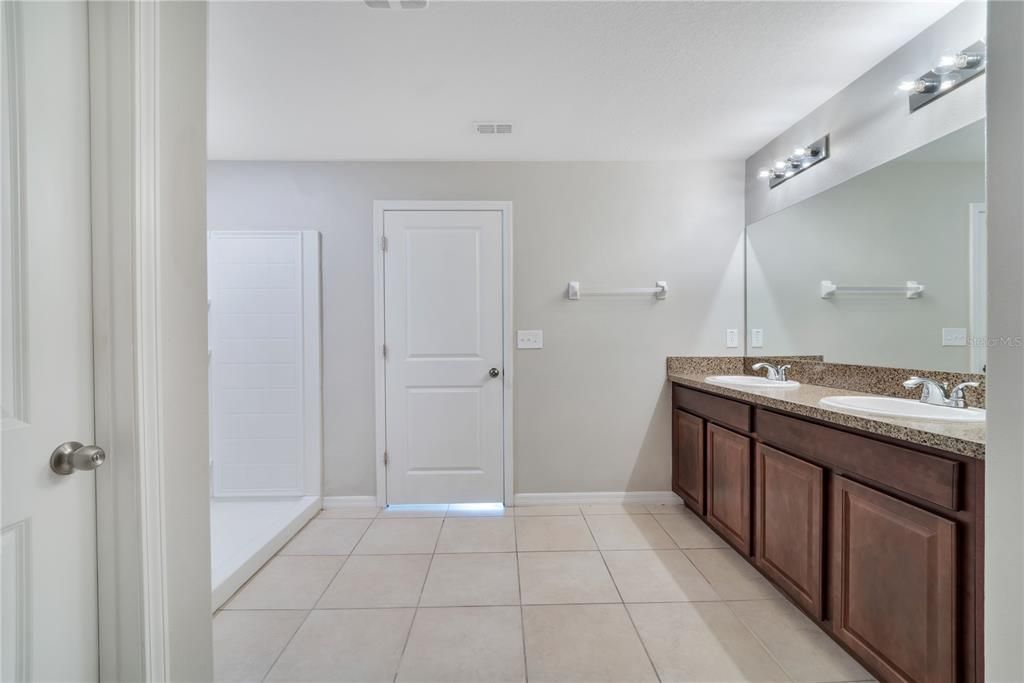 For Sale: $299,900 (4 beds, 2 baths, 1918 Square Feet)