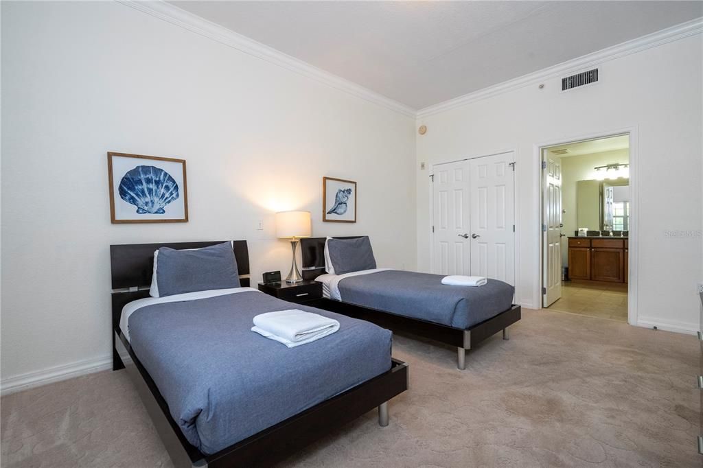 For Sale: $320,000 (3 beds, 3 baths, 1755 Square Feet)
