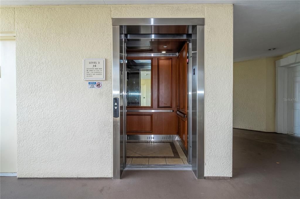 For Sale: $320,000 (3 beds, 3 baths, 1755 Square Feet)