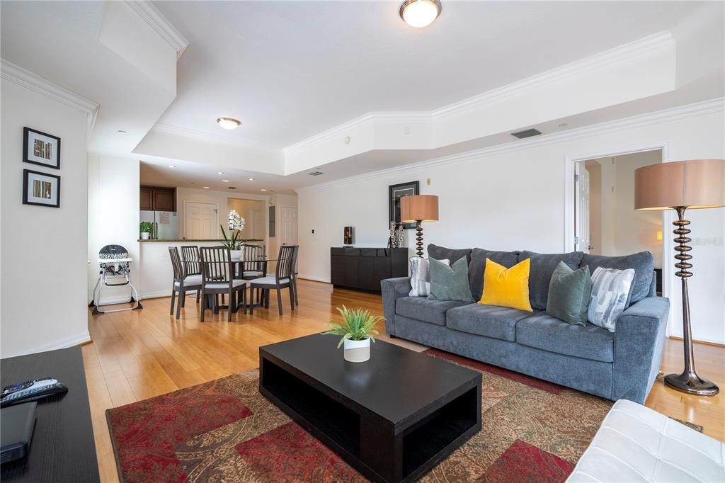 For Sale: $320,000 (3 beds, 3 baths, 1755 Square Feet)