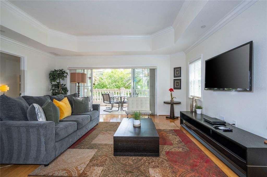 For Sale: $320,000 (3 beds, 3 baths, 1755 Square Feet)