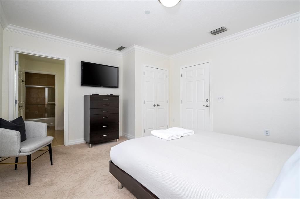 For Sale: $320,000 (3 beds, 3 baths, 1755 Square Feet)