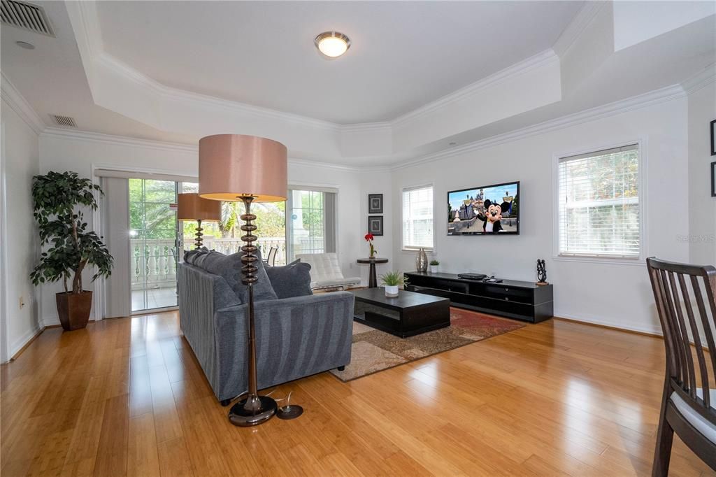 For Sale: $320,000 (3 beds, 3 baths, 1755 Square Feet)