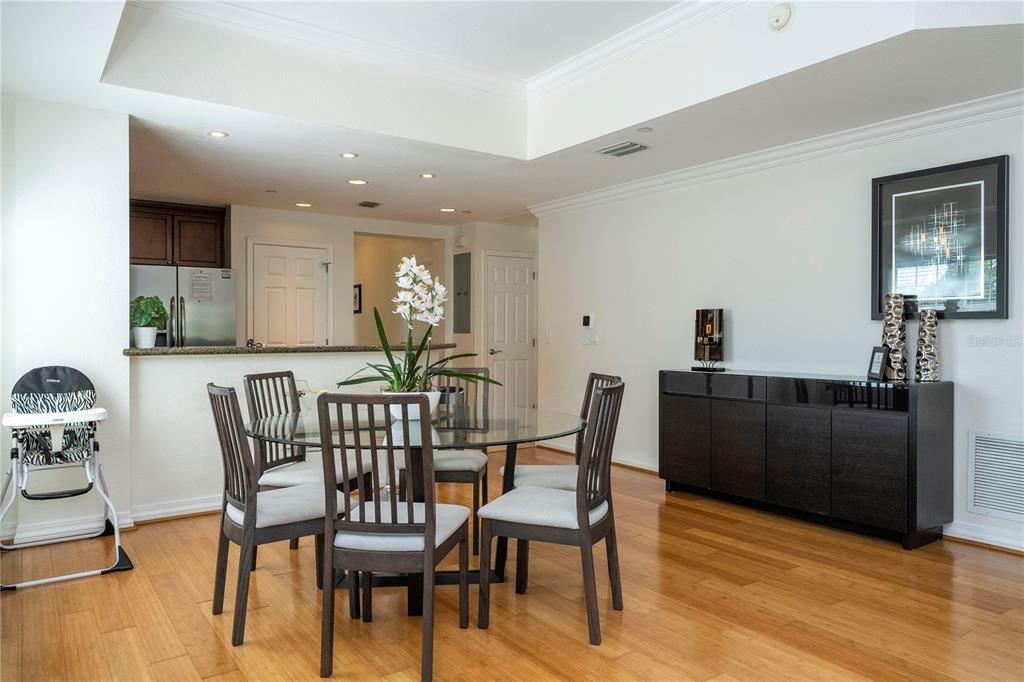 For Sale: $320,000 (3 beds, 3 baths, 1755 Square Feet)