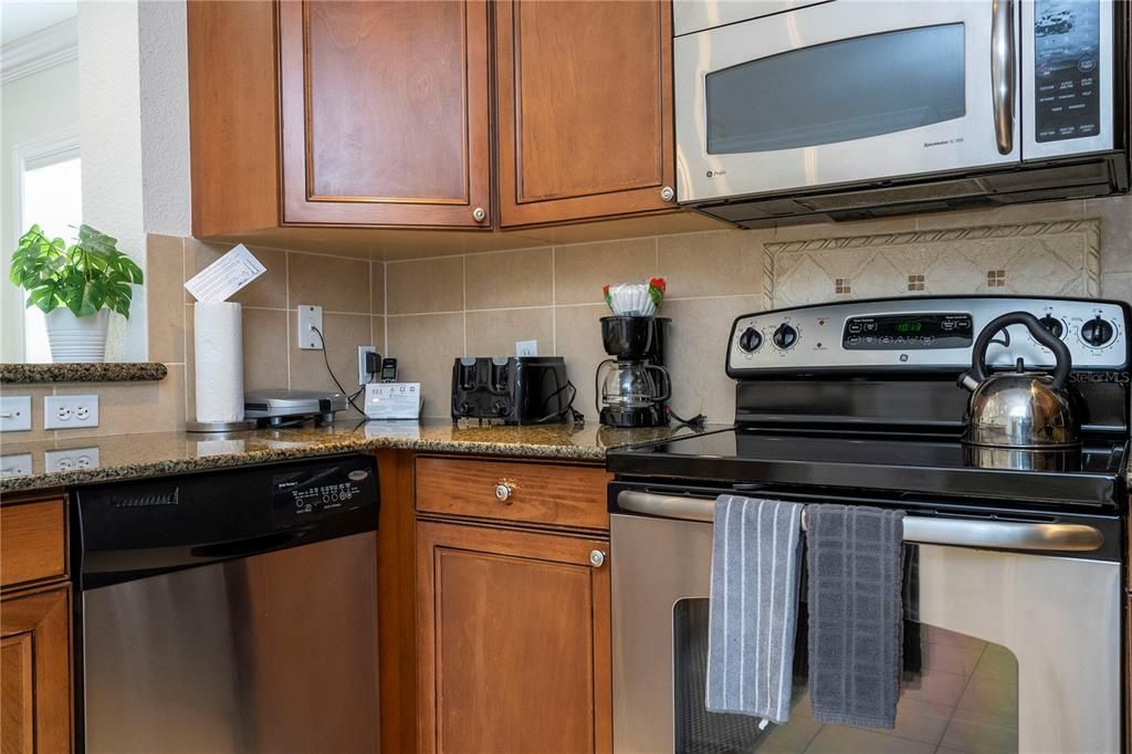 For Sale: $320,000 (3 beds, 3 baths, 1755 Square Feet)