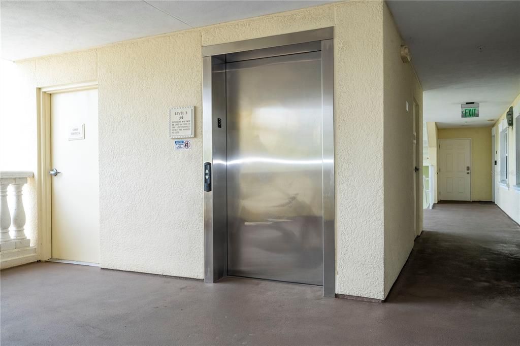 For Sale: $320,000 (3 beds, 3 baths, 1755 Square Feet)
