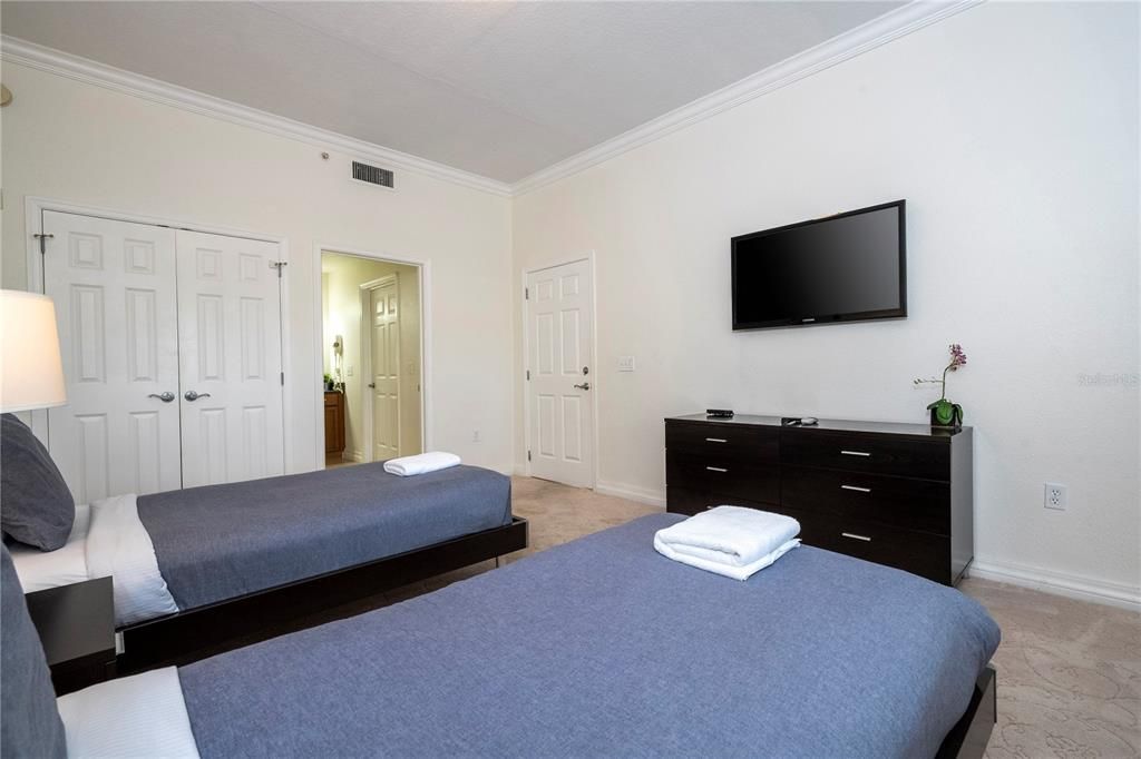 For Sale: $320,000 (3 beds, 3 baths, 1755 Square Feet)