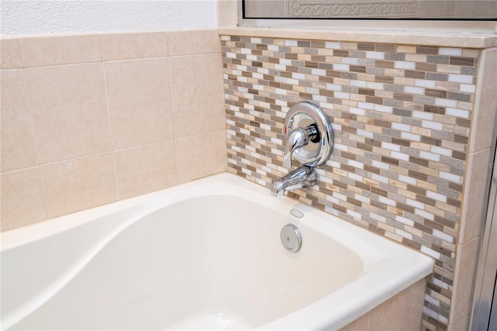 For Sale: $320,000 (3 beds, 3 baths, 1755 Square Feet)