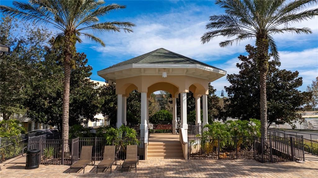 For Sale: $320,000 (3 beds, 3 baths, 1755 Square Feet)