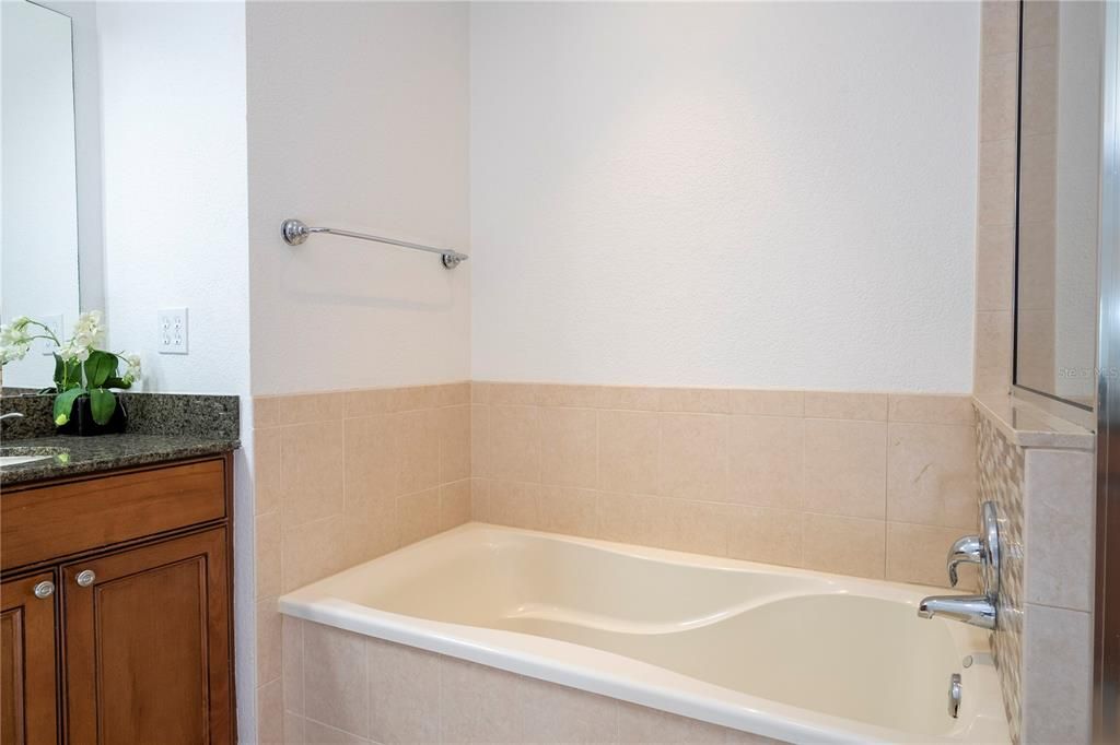 For Sale: $320,000 (3 beds, 3 baths, 1755 Square Feet)