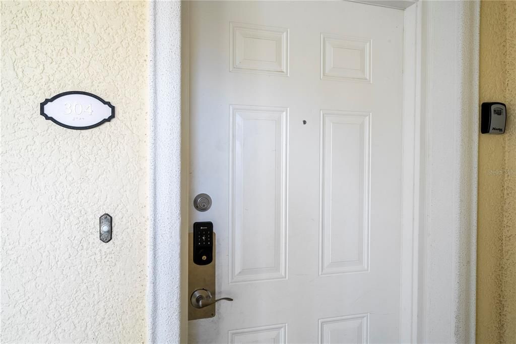 For Sale: $320,000 (3 beds, 3 baths, 1755 Square Feet)