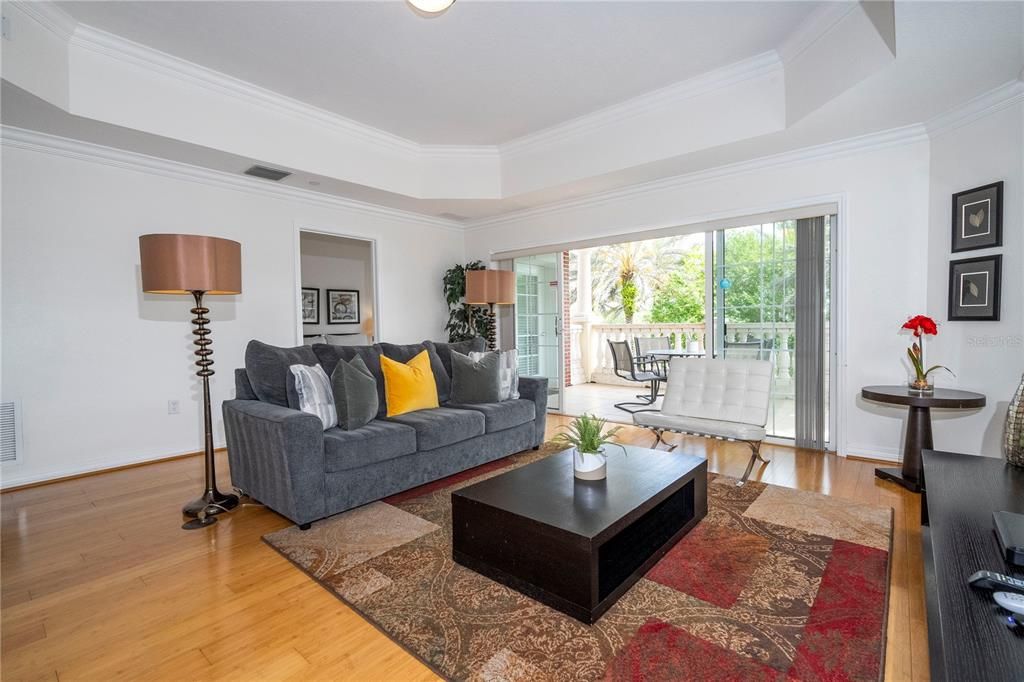 For Sale: $320,000 (3 beds, 3 baths, 1755 Square Feet)