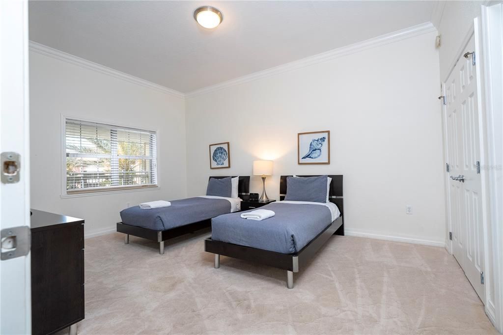 For Sale: $320,000 (3 beds, 3 baths, 1755 Square Feet)