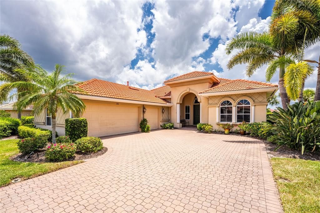 En Venta: $635,000 (3 camas, 3 baños, 2545 Pies cuadrados)