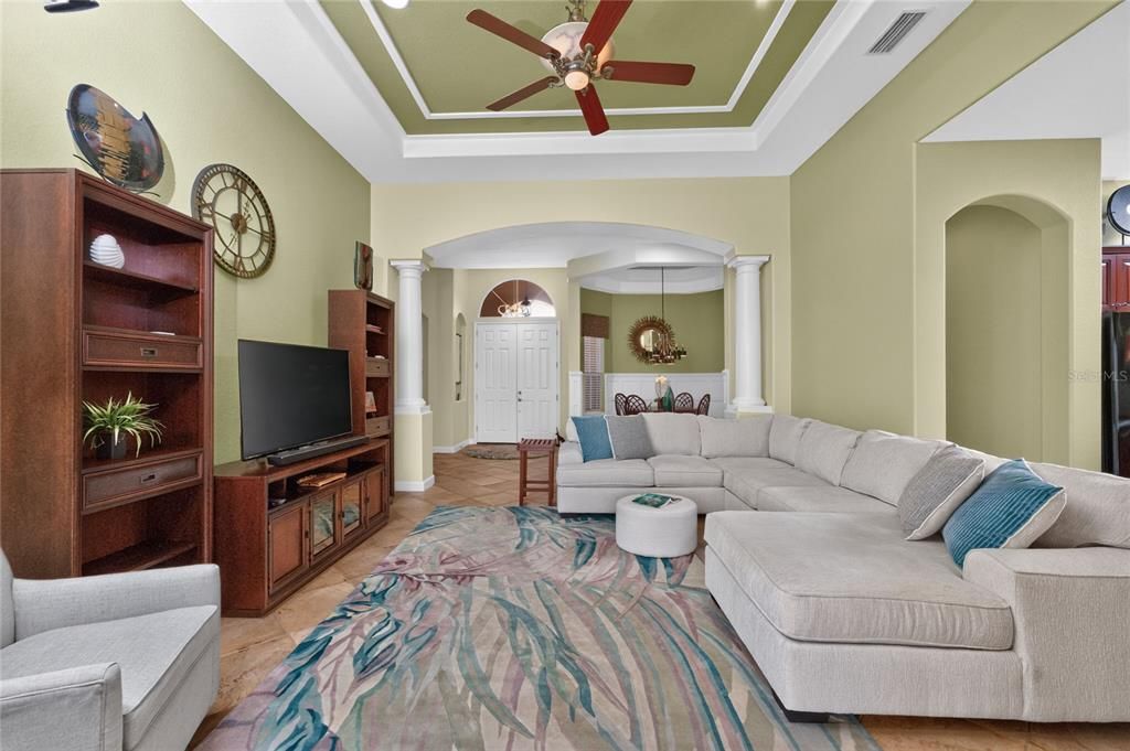En Venta: $635,000 (3 camas, 3 baños, 2545 Pies cuadrados)