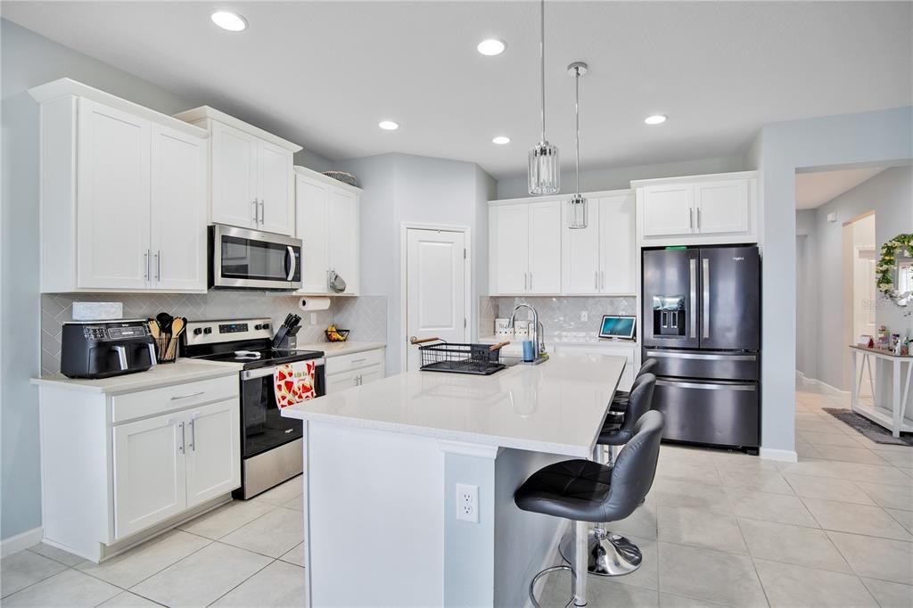 For Sale: $399,999 (4 beds, 2 baths, 1943 Square Feet)