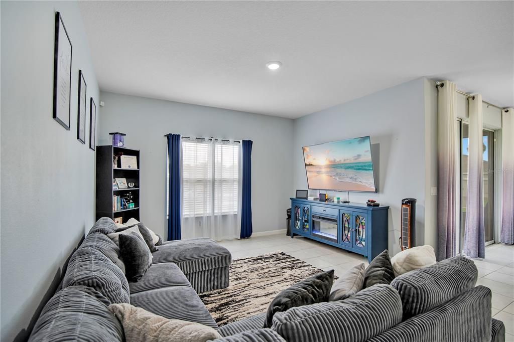 For Sale: $399,999 (4 beds, 2 baths, 1943 Square Feet)