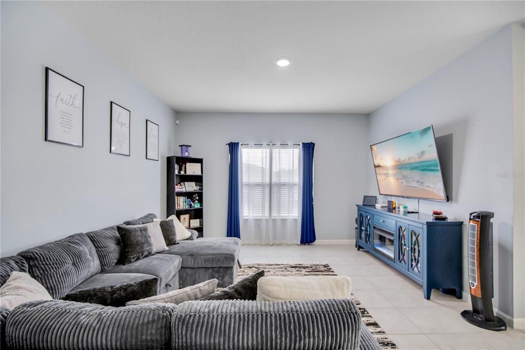 For Sale: $399,999 (4 beds, 2 baths, 1943 Square Feet)