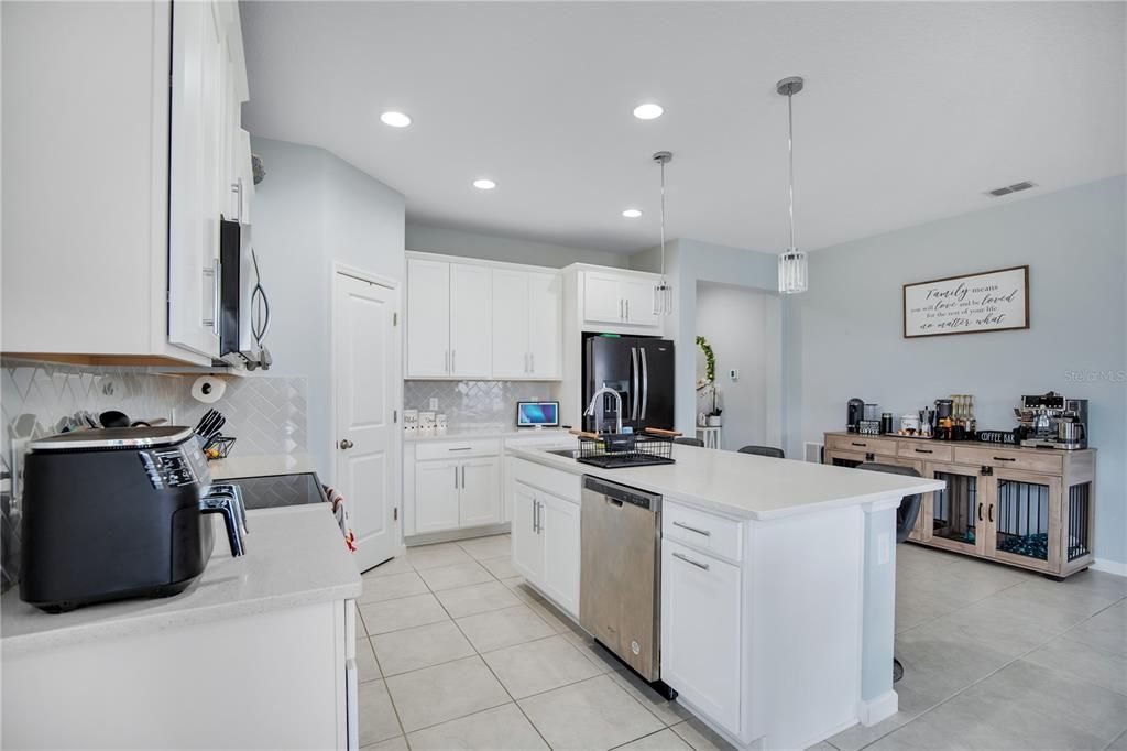 For Sale: $399,999 (4 beds, 2 baths, 1943 Square Feet)