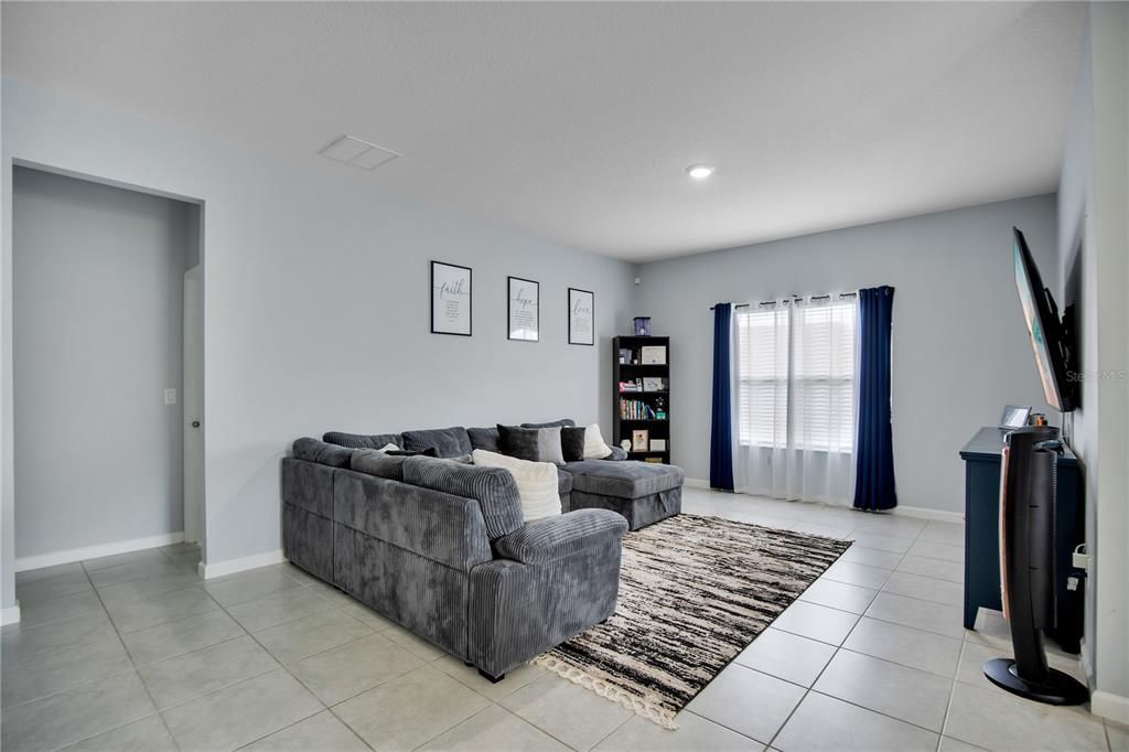 For Sale: $399,999 (4 beds, 2 baths, 1943 Square Feet)
