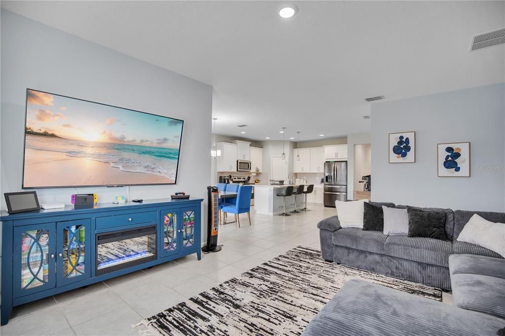 For Sale: $399,999 (4 beds, 2 baths, 1943 Square Feet)