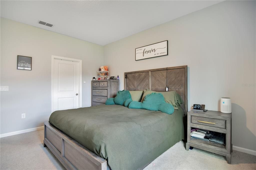 For Sale: $399,999 (4 beds, 2 baths, 1943 Square Feet)