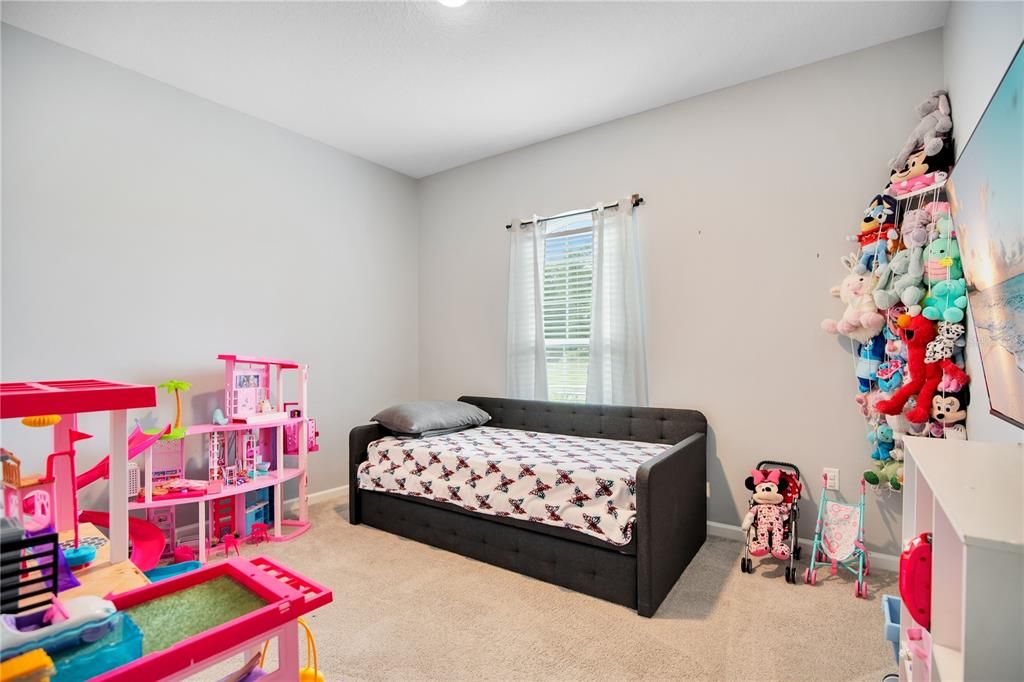 For Sale: $399,999 (4 beds, 2 baths, 1943 Square Feet)