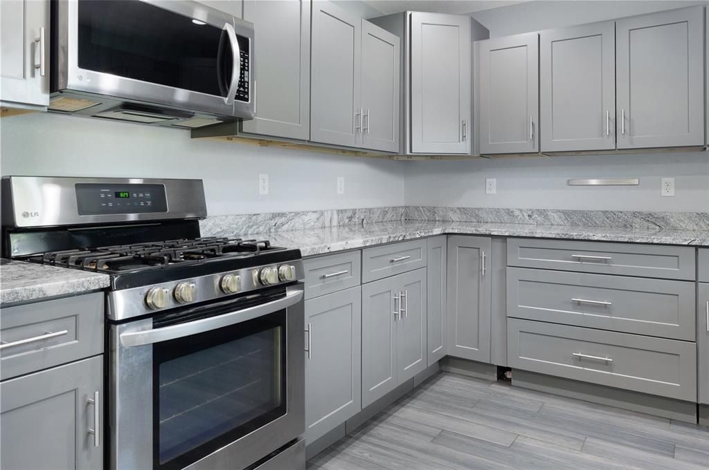 Под контрактом: $3,299 (3 спален, 2 ванн, 1336 Квадратных фут)