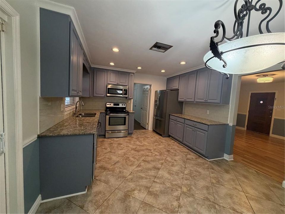 For Sale: $359,900 (2 beds, 1 baths, 1064 Square Feet)