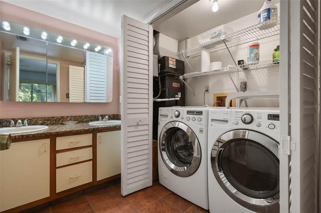На продажу: $285,000 (2 спален, 2 ванн, 1332 Квадратных фут)