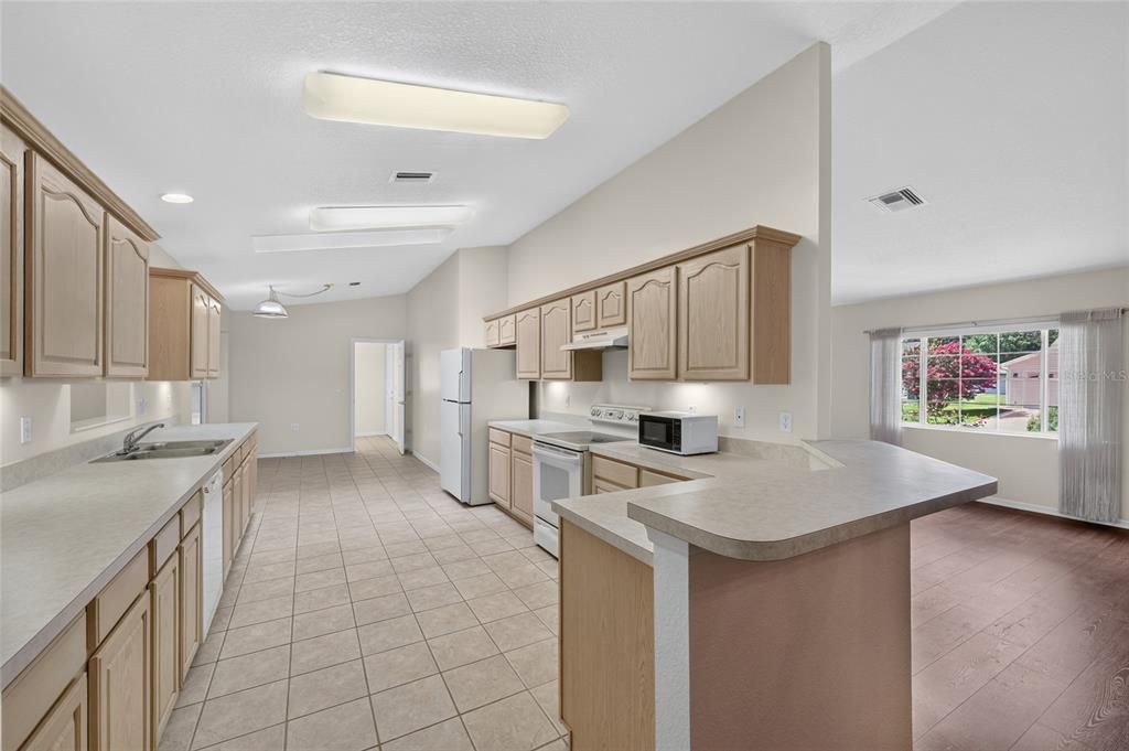 For Sale: $249,000 (2 beds, 2 baths, 1949 Square Feet)