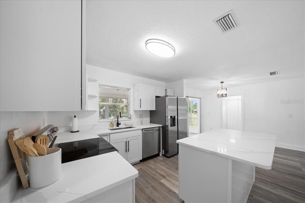 For Sale: $199,999 (3 beds, 2 baths, 1152 Square Feet)