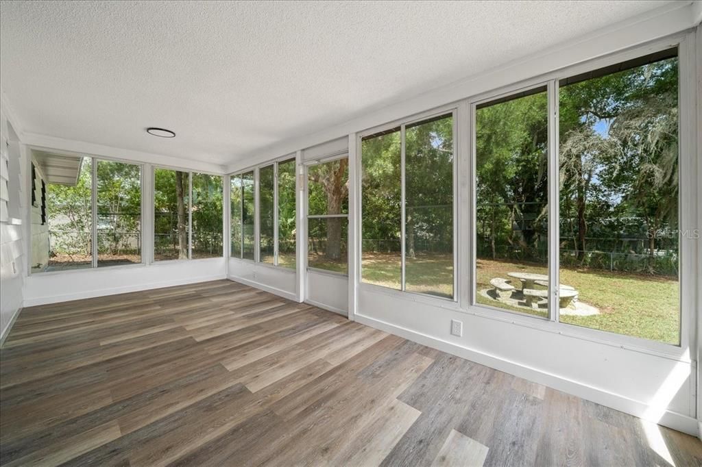 For Sale: $199,999 (3 beds, 2 baths, 1152 Square Feet)