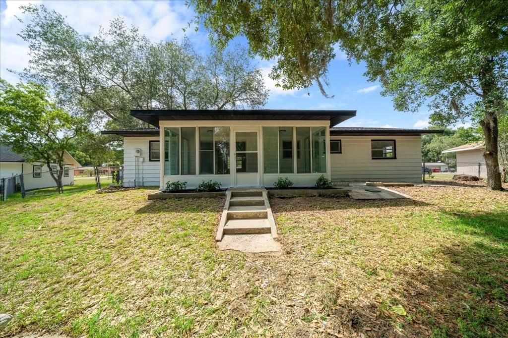 For Sale: $199,999 (3 beds, 2 baths, 1152 Square Feet)