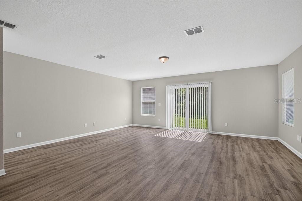 For Sale: $304,900 (4 beds, 2 baths, 1543 Square Feet)
