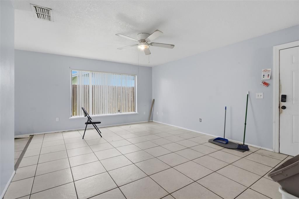 For Sale: $299,000 (4 beds, 2 baths, 1252 Square Feet)