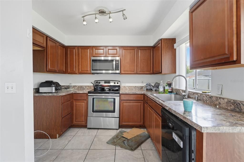 For Sale: $299,000 (4 beds, 2 baths, 1252 Square Feet)