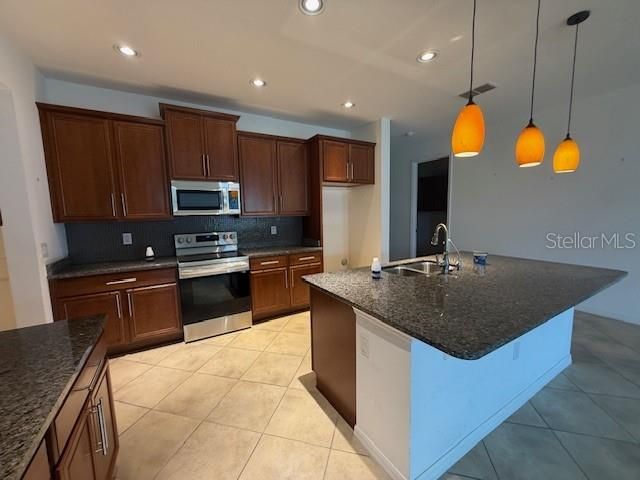 En Venta: $290,000 (3 camas, 2 baños, 1917 Pies cuadrados)
