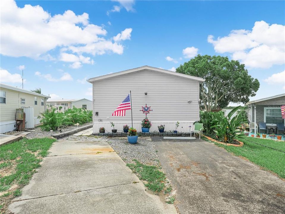 For Sale: $270,000 (2 beds, 2 baths, 1296 Square Feet)