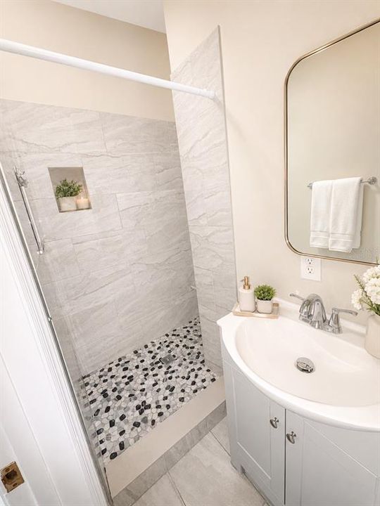 For Rent: $2,650 (4 beds, 2 baths, 1228 Square Feet)