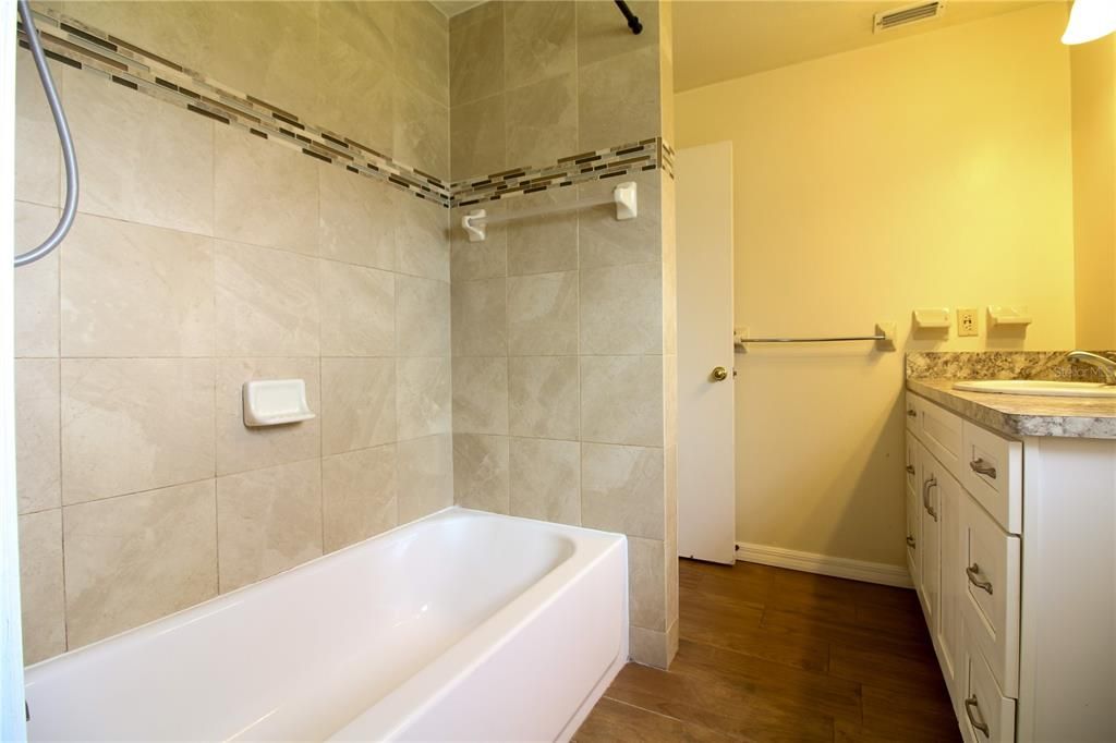 For Rent: $1,350 (2 beds, 1 baths, 900 Square Feet)