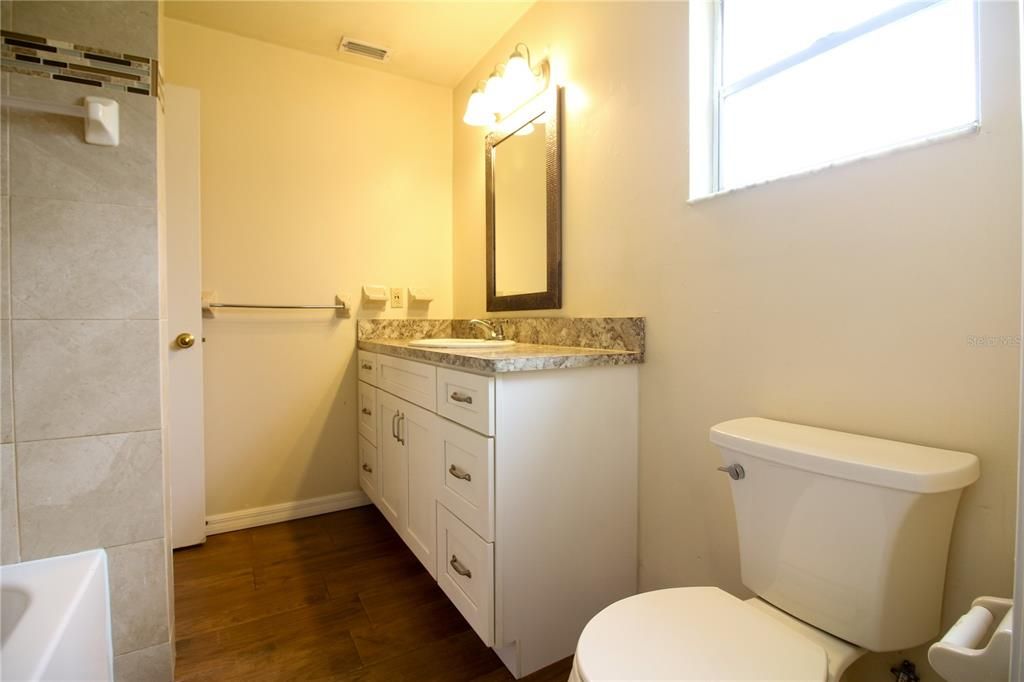 For Rent: $1,350 (2 beds, 1 baths, 900 Square Feet)