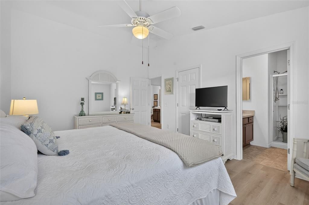На продажу: $299,900 (2 спален, 2 ванн, 1156 Квадратных фут)