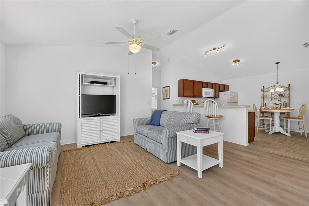 На продажу: $299,900 (2 спален, 2 ванн, 1156 Квадратных фут)
