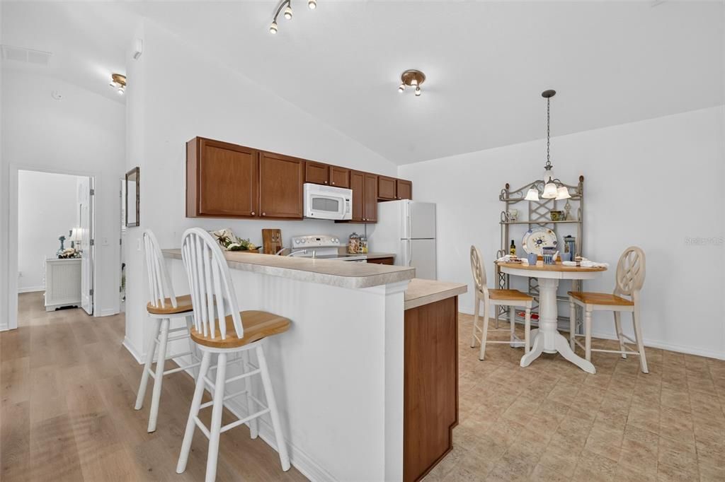 На продажу: $299,900 (2 спален, 2 ванн, 1156 Квадратных фут)