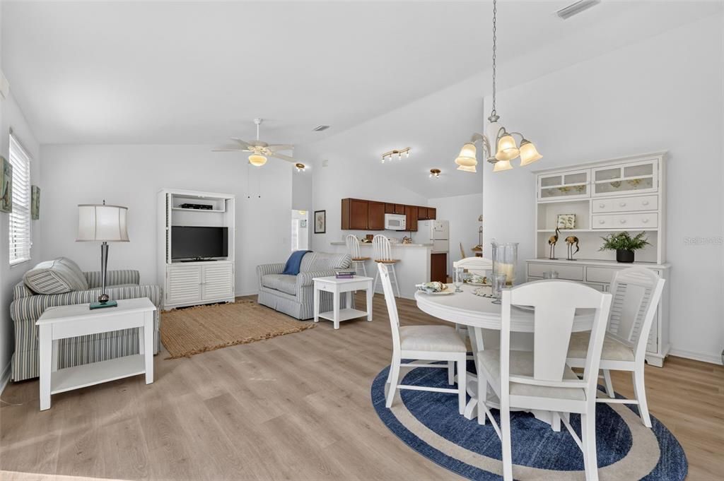На продажу: $299,900 (2 спален, 2 ванн, 1156 Квадратных фут)