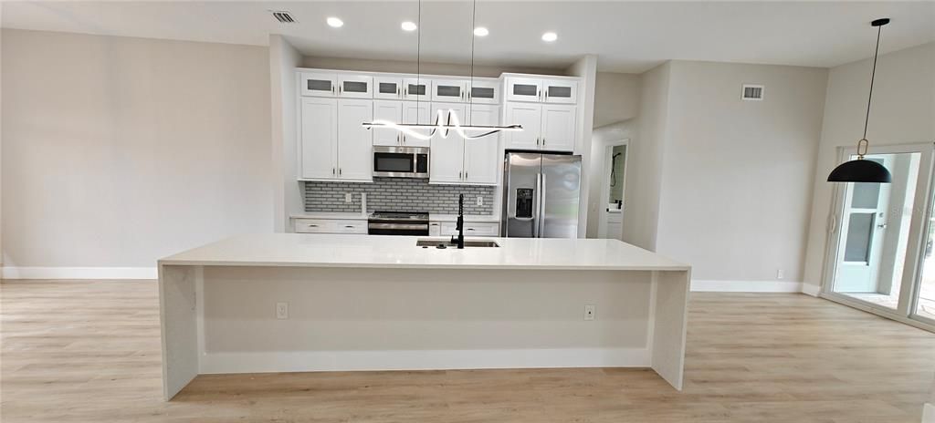 En Venta: $415,000 (4 camas, 2 baños, 2208 Pies cuadrados)