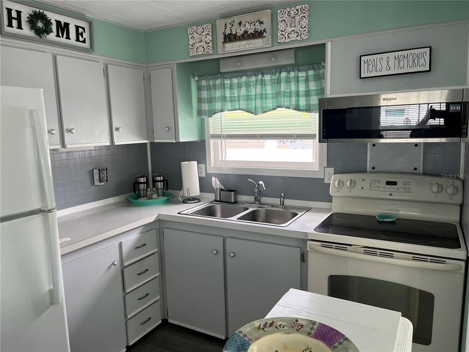 For Sale: $100,000 (1 beds, 1 baths, 400 Square Feet)