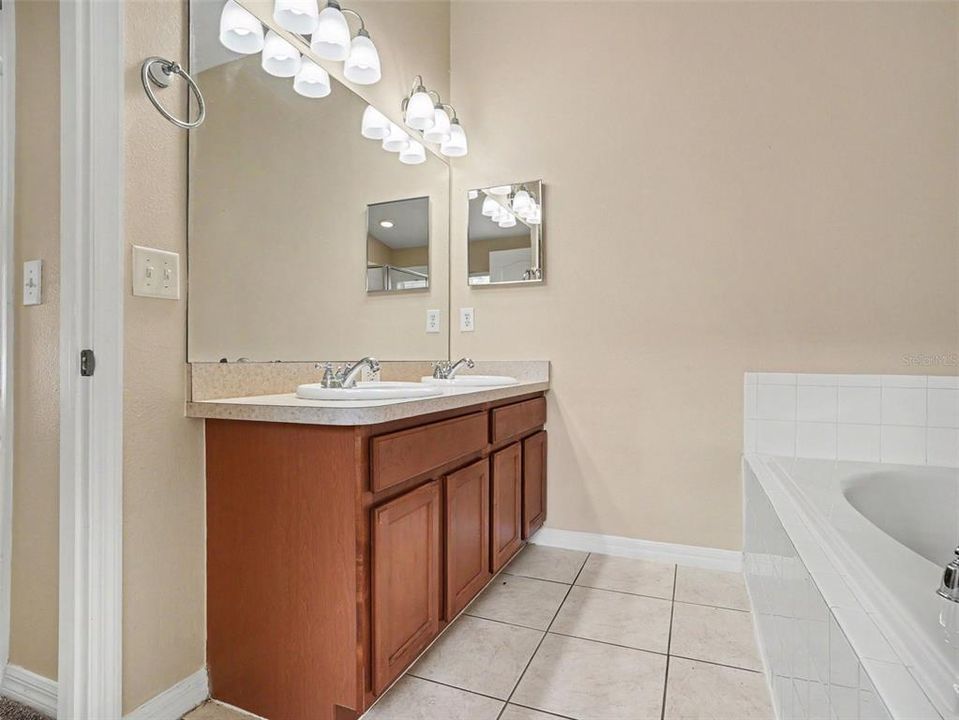 For Sale: $289,900 (4 beds, 2 baths, 1819 Square Feet)